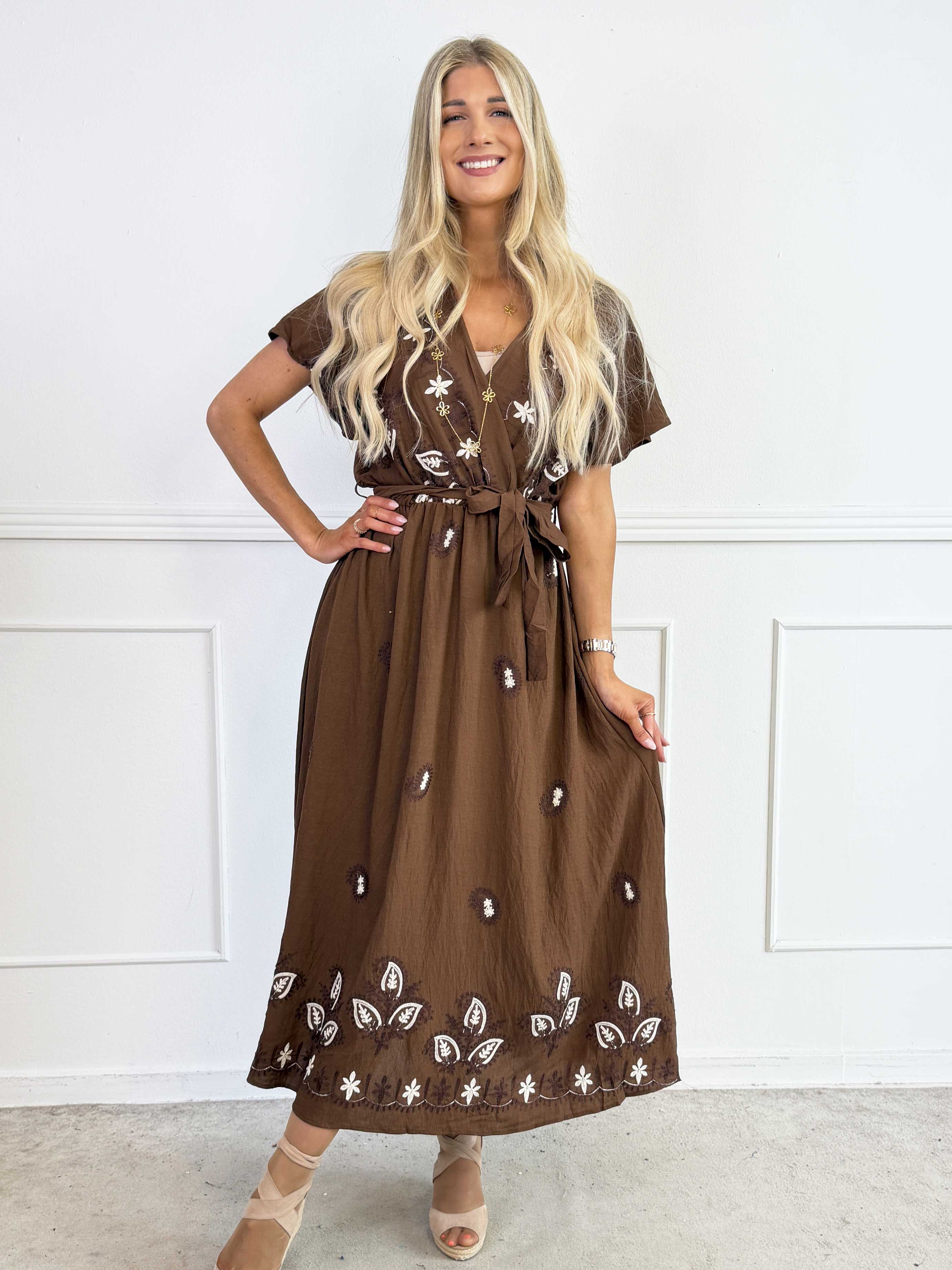 Nidia - Feminin kjole i viskoseblanding med broderet paisley mønster
